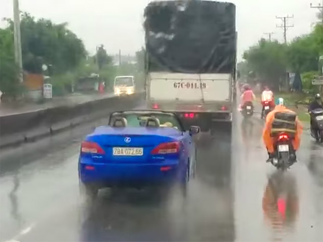 Tin tức ô tô - Tài xế cầm lái Lexus IS 250 mở mui trần lao đi trong cơn mưa