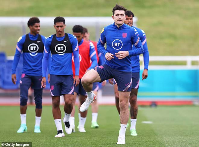 Harry Maguire xuất hiện trở lại trên sân tập cùng ĐT Anh sau 1 tháng dưỡng thương