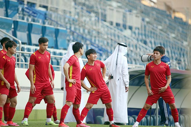 Chiều tối ngày 10/6, thầy trò HLV Park Hang Seo có mặt ở sân vận động Al Maktoum từ khá sớm để chuẩn bị cho buổi tập chính thức trước trận quyết đấu với Malaysia.