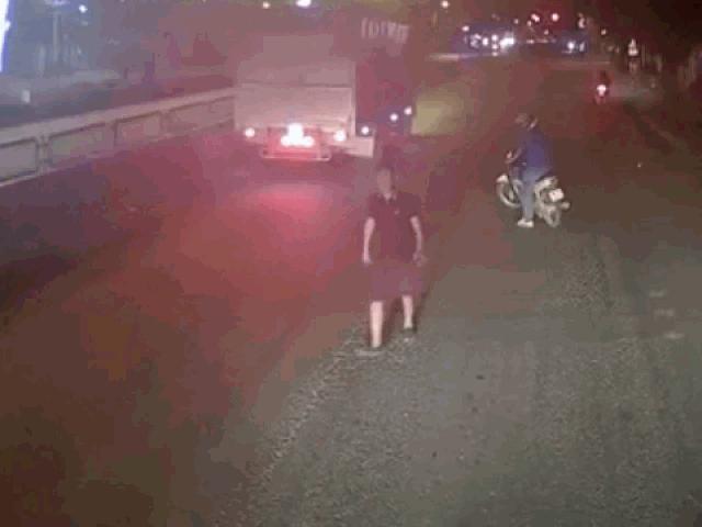 Tin tức trong ngày - Clip: Cố tình "cà khịa" tài xế container, 2 thanh niên nhận kết đắng