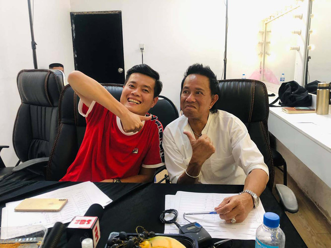 Khương Dừa (trái) và danh hài Bảo Chung trong một buổi casting thí sinh "Thách thức danh hài" mùa 7 năm 2021
