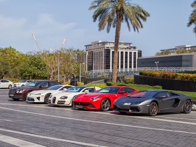 Ở nơi khác, siêu xe có thể hiếm nhưng ở Dubai hay UAE thì những chiếc siêu xe xuất hiện rất nhiều trên phố, thậm chí nơi đây còn có bãi siêu xe bị bỏ hoang, dãi nắng dầm mưa.
