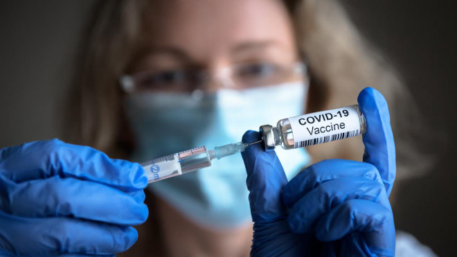 Tại sao một số người gặp phản ứng phụ khi tiêm vắc xin COVID-19? - 1