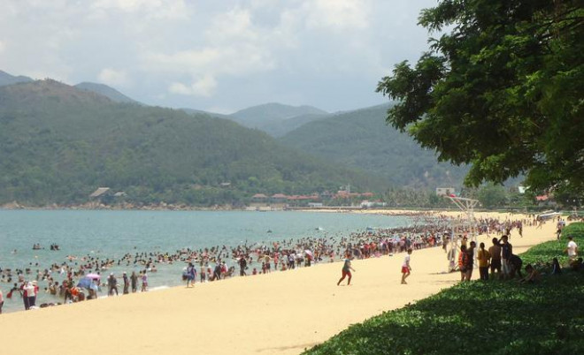 Bờ biển Quy Nhơn, tỉnh Bình Định đông nghịt người đến tắm trong một ngày Tết Đoan Ngọ