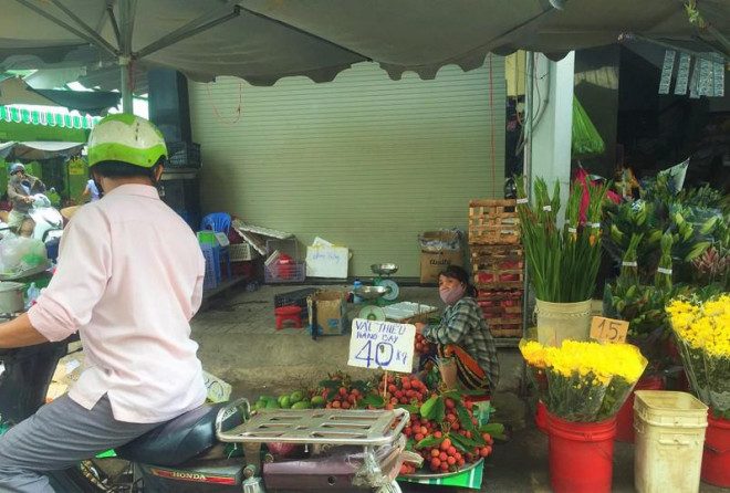 Vải chính vụ được giới thiệu đi bằng đường hàng không bán tại chợ. Ảnh: TÚ UYÊN