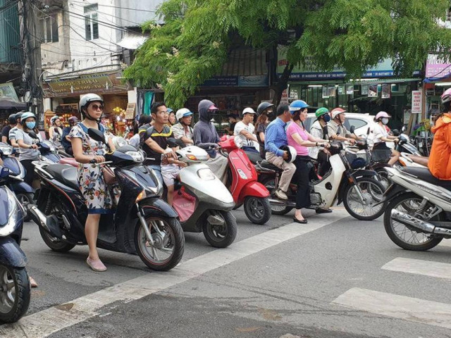 Xe máy - Xe đạp - Cần nâng cao tính an toàn khi chưa cấm được xe máy