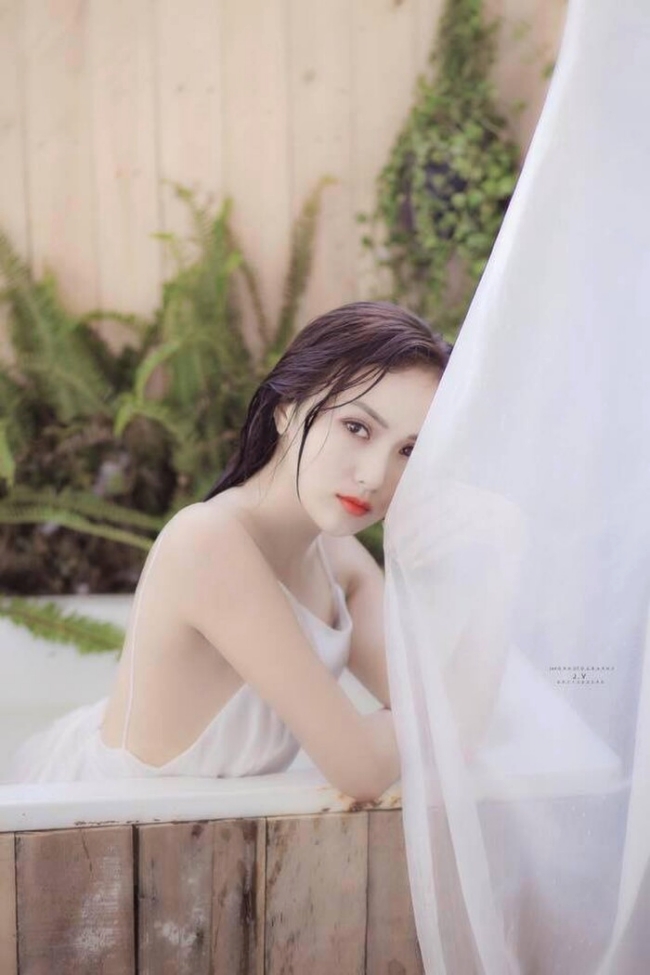 Trước những phản ứng của cư dân mạng, người đẹp Hà Vũ có bày tỏ quan điểm trên trang cá nhân.
