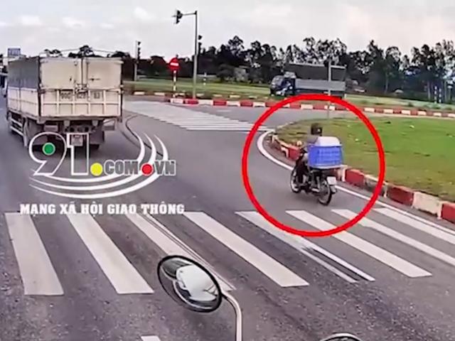 Tin tức trong ngày - Video: Xe máy lao như tên bắn, tông đuôi xe tải, 1 người tử vong