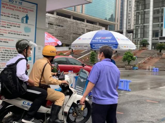 Tin tức trong ngày - Thi vào lớp 10 ở Hà Nội: Nhầm điểm thi, nam sinh được CSGT đưa đến kịp giờ