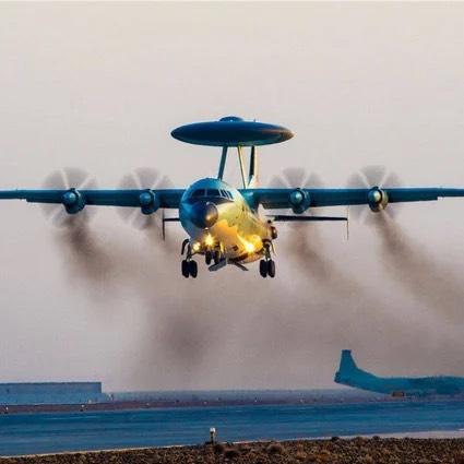 Một máy bay cảnh báo sớm KJ-500 của Trung Quốc được phát hiện ở đá Chữ Thập Ảnh: 81.com