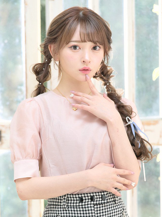 Kurosaki Misa là một người mẫu nổi tiếng ở Nhật Bản.