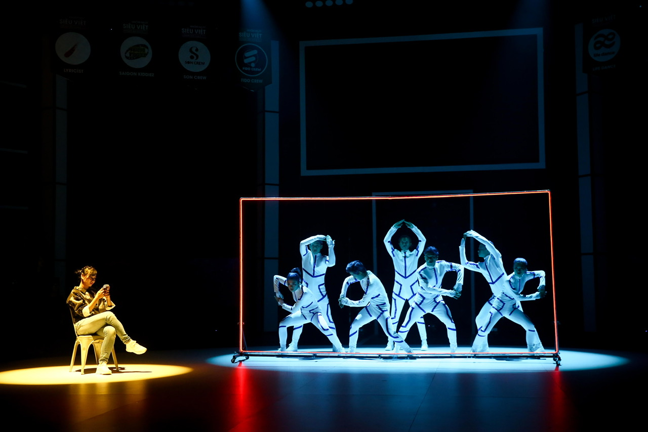 Dùng đèn LED kể chuyện tình yêu thời 4.0, 218 Dance Crew khiến Hà Lê và Việt Max ngỡ ngàng - 1
