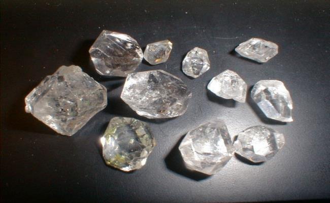Các nước châu Phi là nơi có trữ lượng lớn về kim cương. Nơi đây có những tầng địa chất rất tương thích với điều kiện hình thành kim cương trong tự nhiên.

