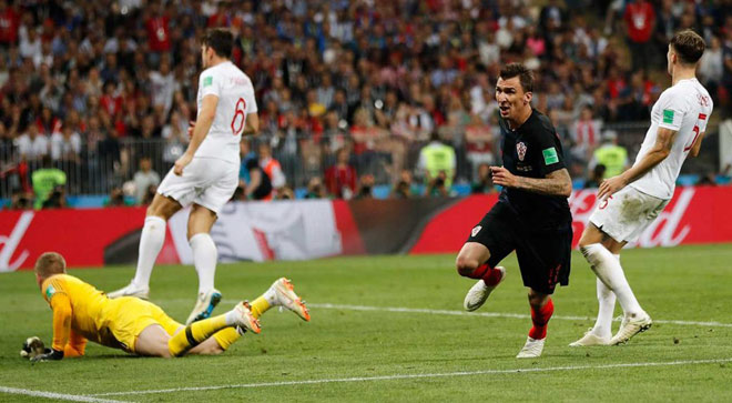 Mario Mandzukic ghi bàn trong hiệp phụ giúp ĐT Croatia lội ngược dòng thắng ĐT Anh 2-1 ở bán kết World Cup 2018