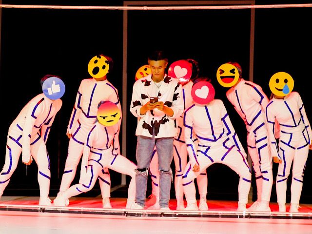 Giải trí - Dùng đèn LED kể chuyện tình yêu thời 4.0, 218 Dance Crew khiến Hà Lê và Việt Max ngỡ ngàng