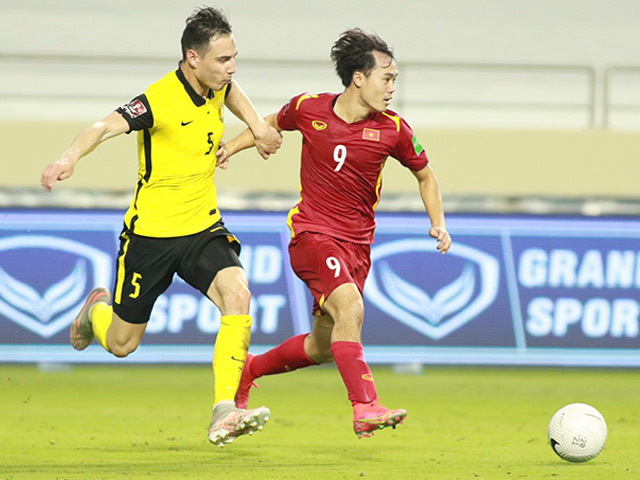 Bóng đá - “Sếp” trọng tài Hoàng Ngọc Tuấn "soi" quả 11m tranh cãi của Văn Toàn