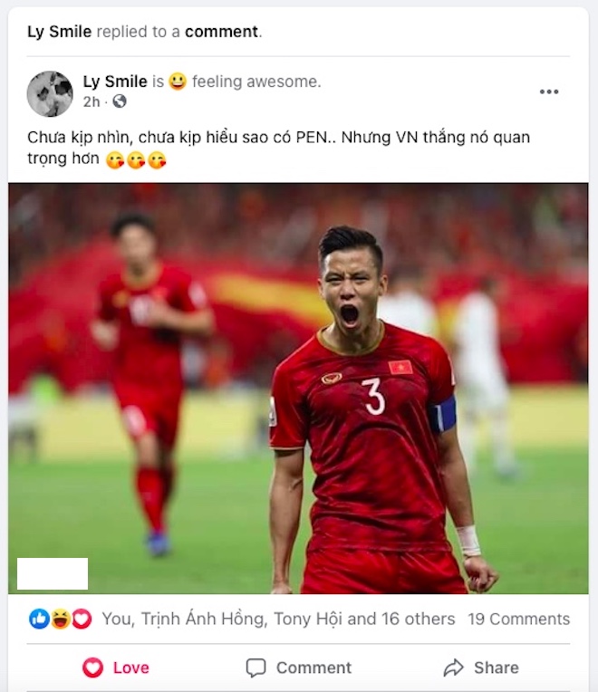 Cổ động viên nhanh chóng chia sẻ niềm vui khi Việt Nam giành chiến thắng chung cuộc 2 - 1 trước Malaysia.