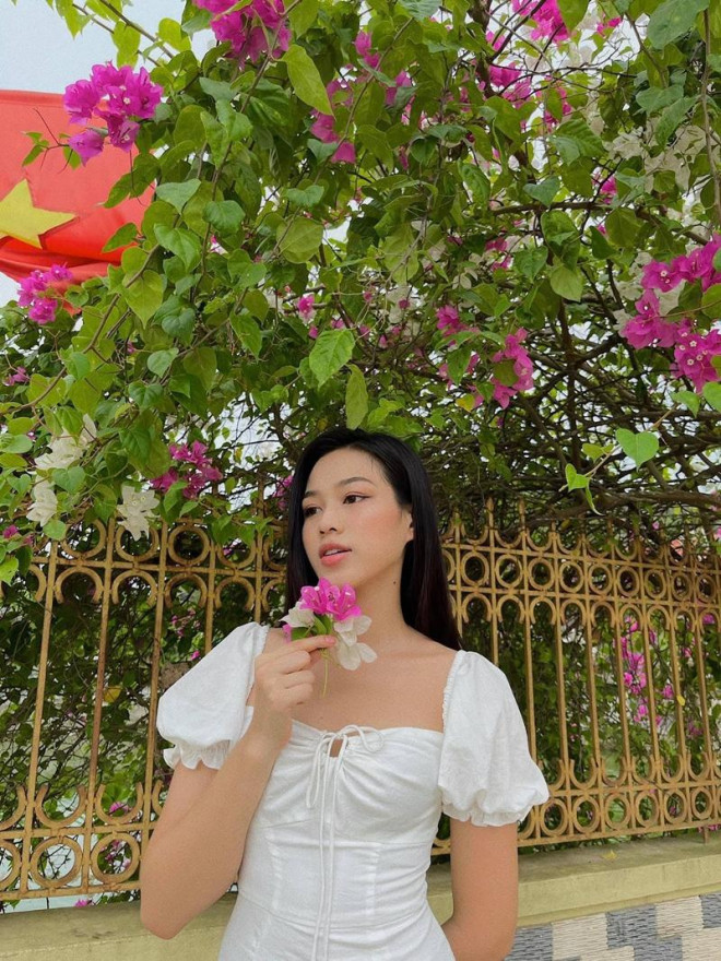 Hoa hậu Đỗ Thị Hà xinh đẹp trong bộ ảnh chụp tại vườn nhà, netizen xuýt xoa dịu dàng quá! - 1