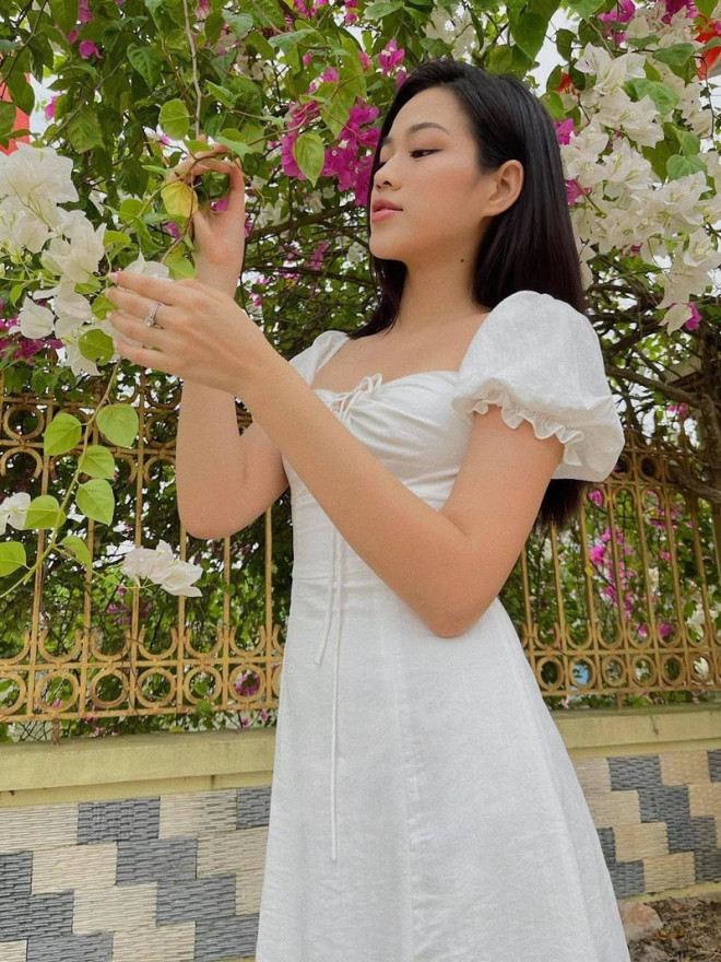 Hoa hậu Đỗ Thị Hà xinh đẹp trong bộ ảnh chụp tại vườn nhà, netizen xuýt xoa dịu dàng quá! Hoa hậu Đỗ Thị Hà xinh đẹp trong bộ ảnh chụp tại vườn nhà, netizen xuýt xoa dịu dàng quá!