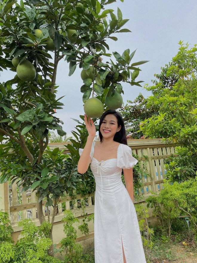 Hoa hậu Đỗ Thị Hà xinh đẹp trong bộ ảnh chụp tại vườn nhà, netizen xuýt xoa dịu dàng quá! - 3
