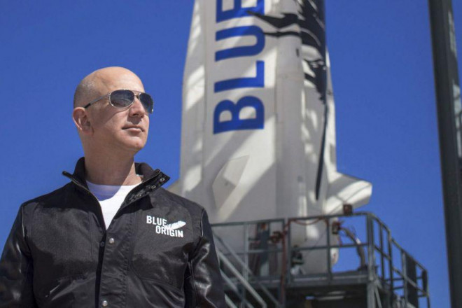 Người chi 28 triệu USD cho tấm vé du hành vũ trụ sẽ cùng tỉ phú Bezos khởi hành vào ngày 20-7. Ảnh: EPA-EFE