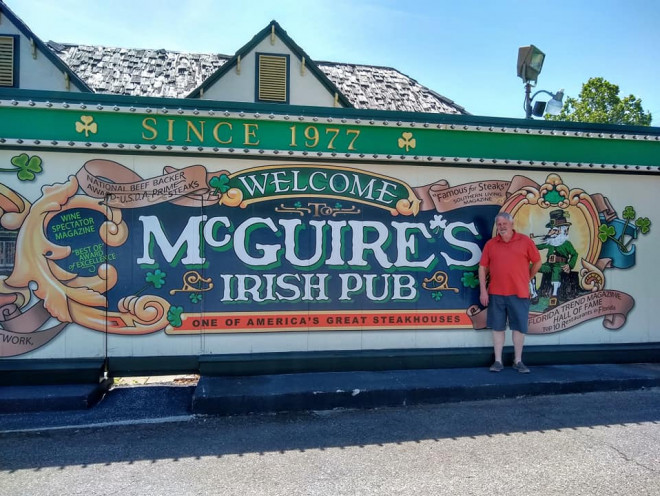Bên ngoài quán McGuire’s Irish Pub. Ảnh: Oddity Central