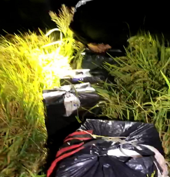 Những bọc nylon quấn kín do các đối tượng bỏ lại khi tháo chạy