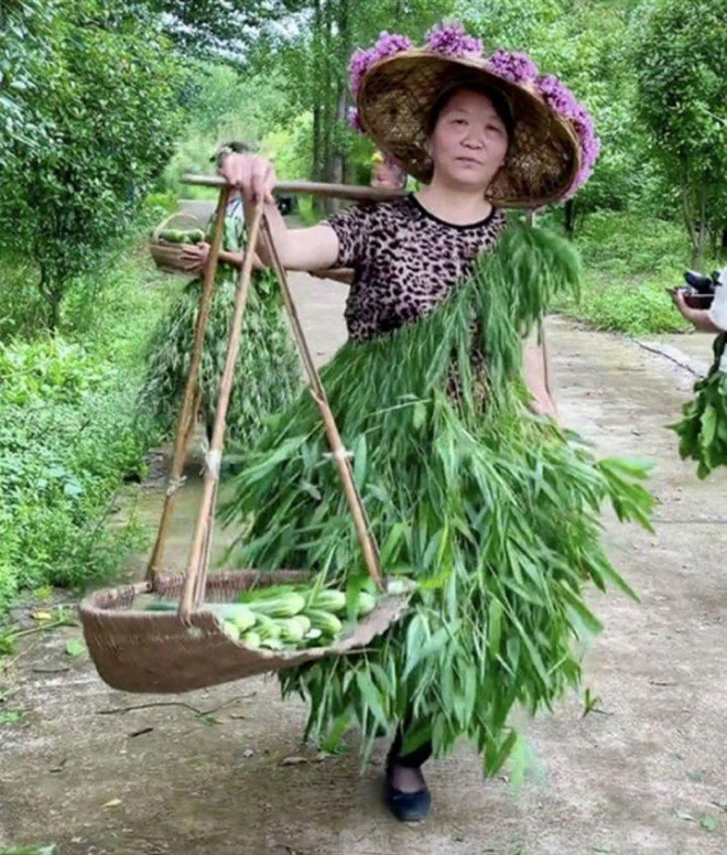 Người mở màn video là mẹ chồng của chị Xu.