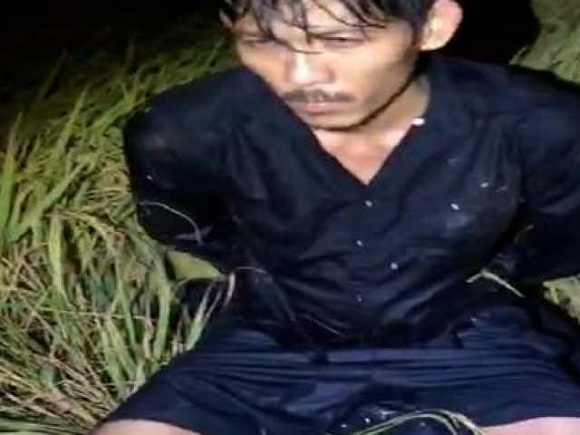 Pháp luật - CLIP: Mật phục bắt gã đàn ông cùng nhiều bọc nylon đen quấn kín