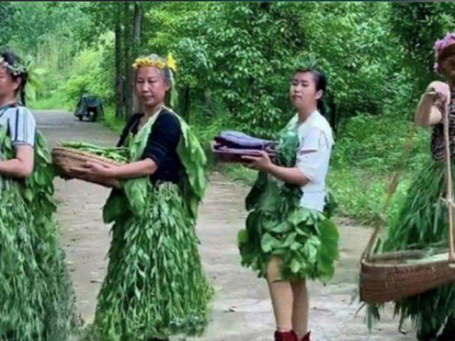 Thị trường - Tiêu dùng - Bốn phụ nữ nông thôn nghĩ ra tuyệt chiêu bán rau độc đáo