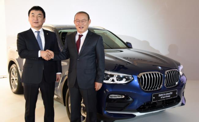  Được biết, chủ tịch của doanh nghiệp chuyên phân phối BMW tại Hàn Quốc đã trao tặng ông Park chiếc đa dụng BMW X4 đẳng cấp với trị giá 1,4 tỷ đồng (giá bán tại Hàn Quốc).

