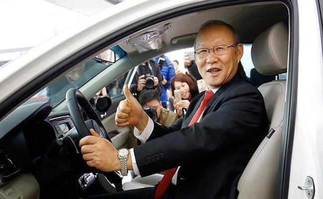 Giữa tháng 4/2019, đại diện Tập đoàn Thành Công - doanh nghiệp lắp ráp xe Hyundai (Hàn Quốc) tại Việt Nam đã tặng ông Park chiếc xe đa dụng cao cấp nhất của hãng này.
