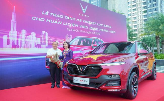 Tập đoàn Vingroup cũng đã trao tặng huấn luyện viên Park Hang Seo mẫu xe VinFast LuxSA 2.0 Premium. Xe trị giá 1,8 tỷ đồng (giá niêm yết đại lý).
