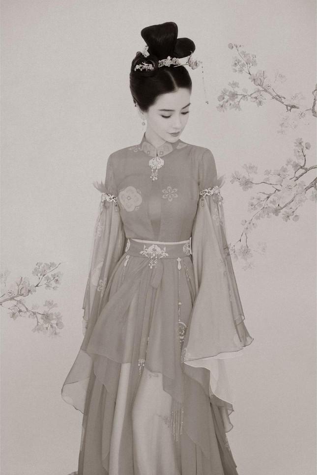 Mê mẩn tạo hình cổ trang với sắc đỏ của AngelaBaby giữa loạt ồn ào đời tư - 11