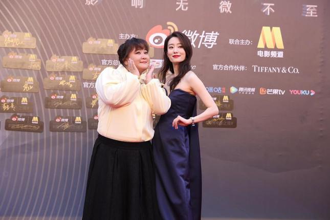 Dàn nàng thơ của Trương Nghệ Mưu ‘đổ bộ’ thảm đỏ Đêm Điện ảnh Weibo - 8