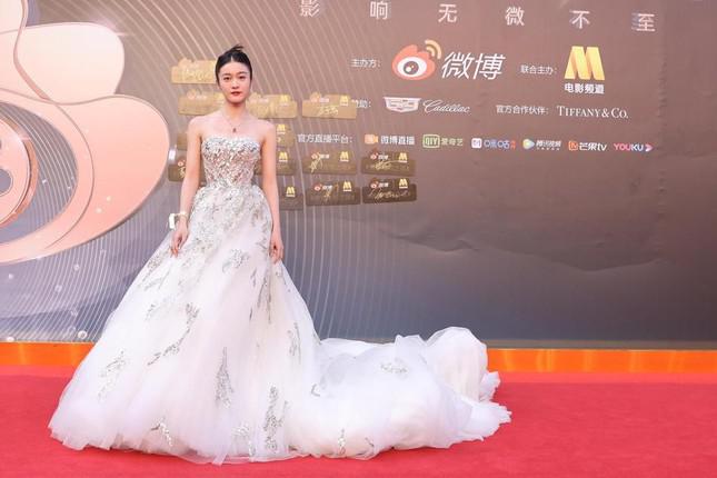 Dàn nàng thơ của Trương Nghệ Mưu ‘đổ bộ’ thảm đỏ Đêm Điện ảnh Weibo - 15