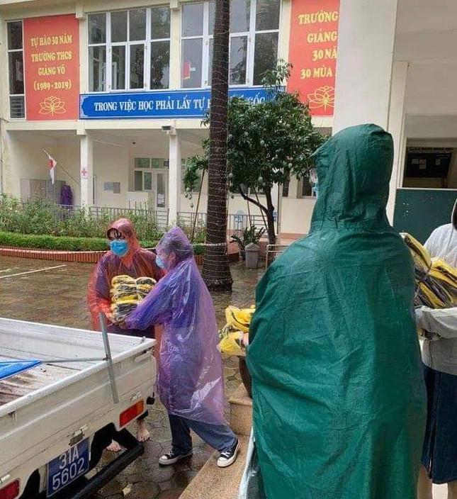 Tại điểm thi trường THPT Nguyễn Trãi, cơn mưa lớn sáng nay khiến không ít thí sinh chịu cảnh ướt toàn bộ quần áo. Nhà trường đã huy động đồng phục còn lại của trường và áo phông của các thầy cô để cho thí sinh thay mặc đảm bảo sức khoẻ.