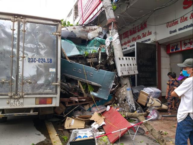 Tin tức trong ngày - Nóng trong tuần: Cảnh tượng hãi hùng sau cú bẻ lái của tài xế xe tải cứu 2 mạng người