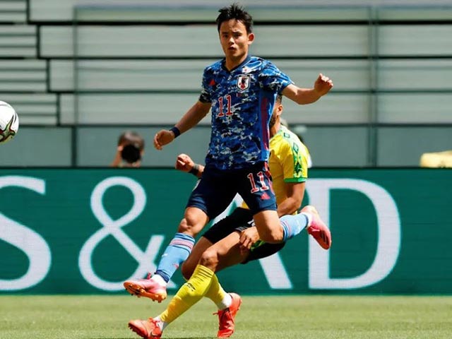 Bóng đá - “Messi Nhật” lập siêu phẩm sút xỏ háng một lúc 4 cầu thủ, Messi xịn phải nể