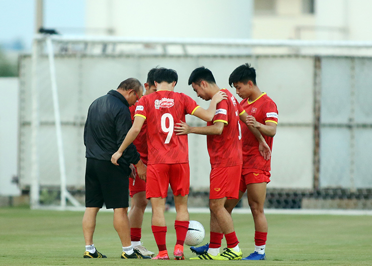 HLV Park Hang Seo cùng Văn Toàn, Văn Thanh, Hồng Duy và Đức Huy chơi "bóng ma" cùng nhau