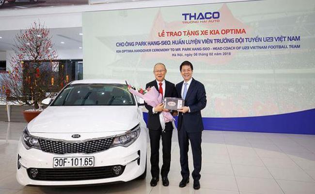 Tháng 1/2018, HLV Park Hang-Seo đã được tập đoàn Thaco Trường Hải tặng chiếc xe sedan sang trọng Kia Optima.

