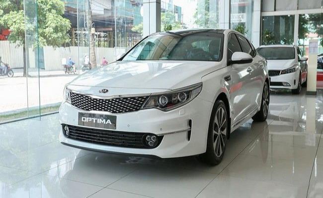 Kia Optima 2.0AT là phiên bản cao cấp nhất của Kia. Mẫu xe có trị giá 798 triệu đồng (tại thời điểm tặng). Sau khi đăng ký biển số, đóng thuế trước bạ và bảo hiểm, giá trị của xe lên tới 918 triệu đồng.
