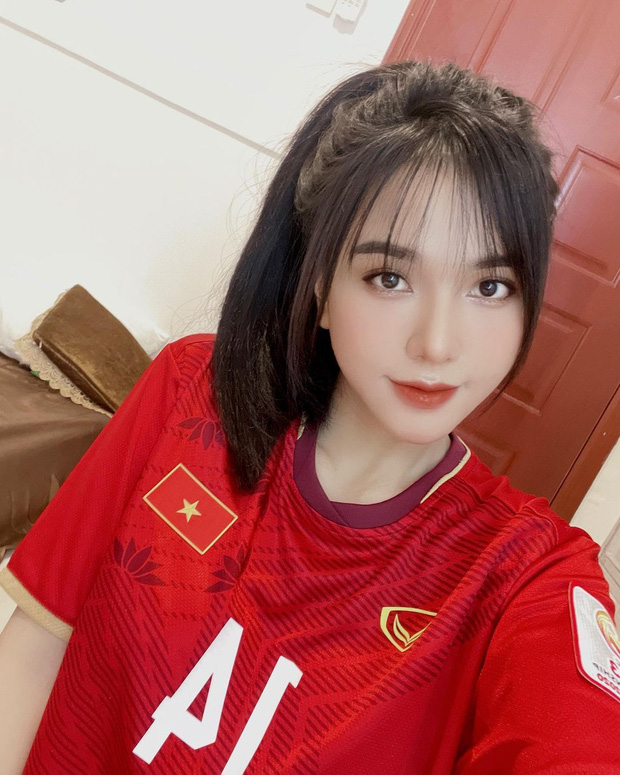 Bạn gái cầu thủ tuyển Việt Nam không ngại ra công viên để "độ" dáng săn chắc - 3