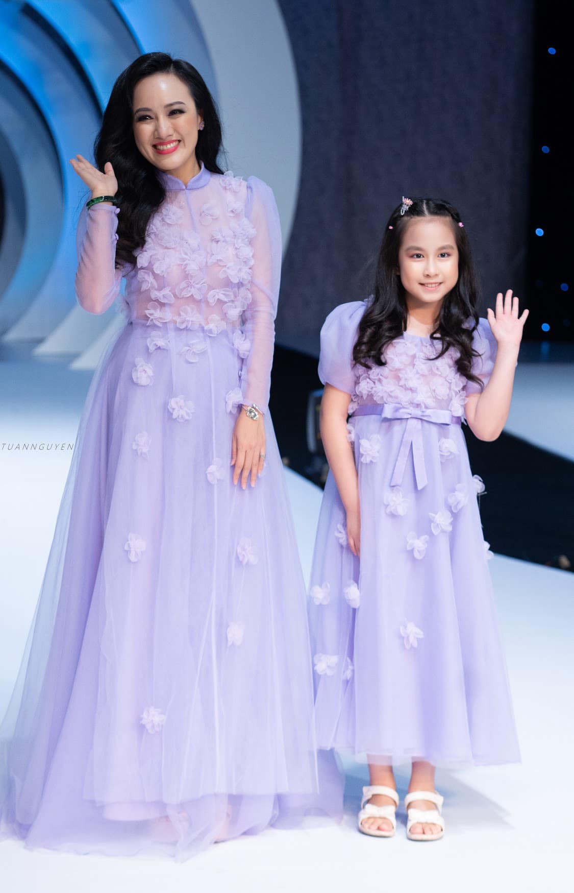 Con gái đáng yêu của BTV Hoài Anh cùng mẹ biểu diễn thời trang khi lên 9 tuổi