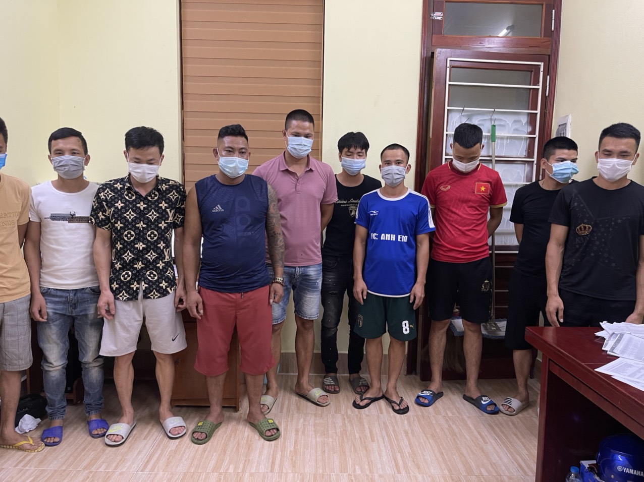 Các đối tượng tụ tập đánh liêng tại trụ sở công an.