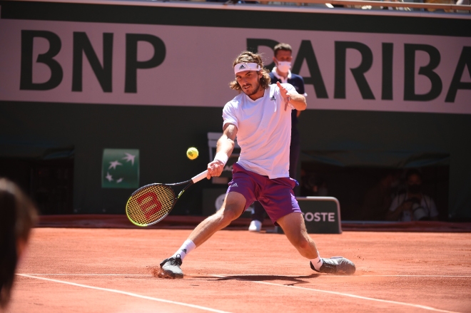 Tsitsipas thi đấu như "lên đồng" trong 2 set đầu
