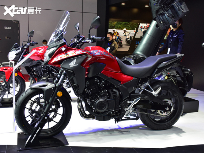Honda CB400X mới gần đây đã được nhà sản xuất Nhật Bản giới thiệu tại triển lãm xe 2021 Shanghai Auto Show diễn ra ở Trung Quốc. Giới mê xe nước này còn tiết lộ, CB400X sẽ được sản xuất và nội địa hóa ở Trung Quốc.
