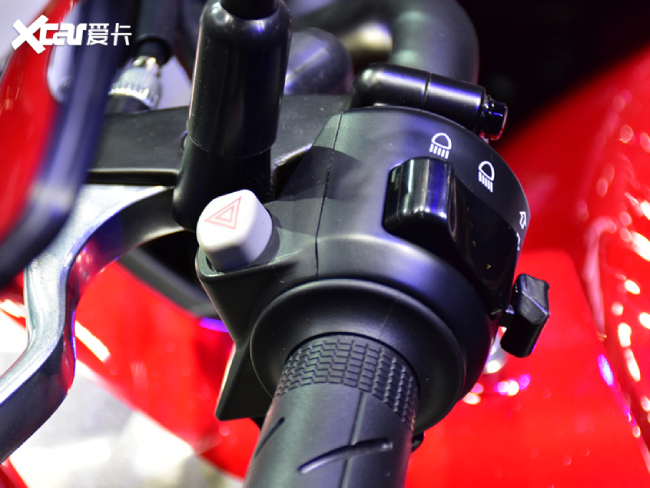 Cận cảnh các nút điều khiển nhanh trên thanh tay lái của Honda CB400X.
