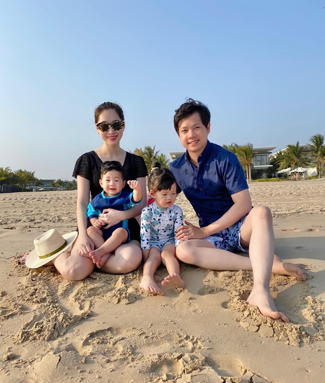 Cách đây ít ngày, Hoa hậu Đặng Thu Thảo bất ngờ đăng tải hình ảnh gia đình hạnh phúc. Ở tuổi 30, người đẹp 9X có cuộc sống viên mãn bên gia đình.
