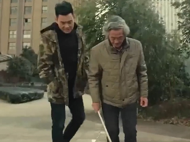 Cười 24H - Cụ ông viết chữ ngoài đường bỗng nhiên bị thanh niên xông vào đánh